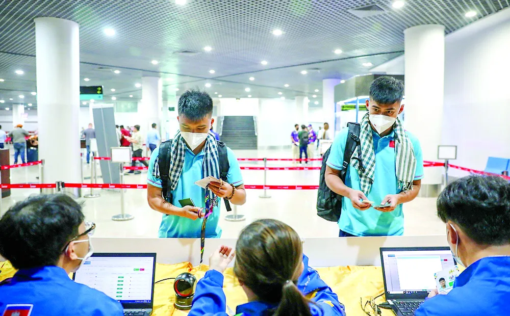 Tuyển thủ U22 Việt Nam làm thủ tục nhập cảnh Campuchia. Ảnh: DŨNG PHƯƠNG