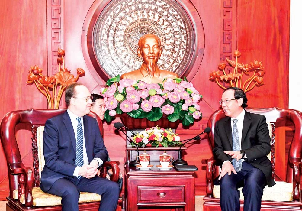 Bí thư Thành ủy TPHCM Nguyễn Văn Nên tiếp Đại sứ Nga Bezdetko Gennady Stepanovich. Ảnh: VIỆT DŨNG