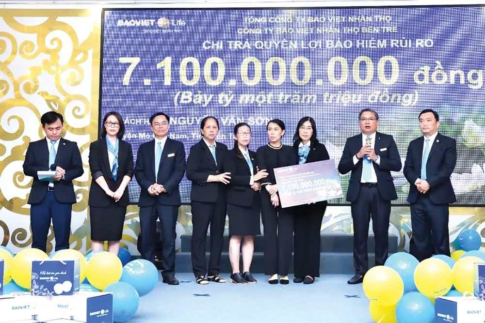 Bảo Việt Nhân thọ chi trả quyền lợi bảo hiểm rủi ro 7,1 tỷ đồng cho gia đình Khách hàng tại Bến Tre Bảo Việt Nhân thọ chi trả quyền lợi bảo hiểm rủi ro 7,1 tỷ đồng cho gia đình Khách hàng tại Bến Tre