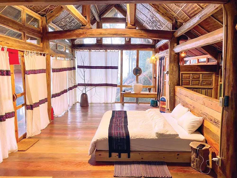 Từ nội thất cho đến vật dụng, trang trí trong phòng của homestay đều được thiết kế chăm chút, tỉ mỉ và gắn liền với đời sống văn hóa của đồng bào địa phương Từ nội thất cho đến vật dụng, trang trí trong phòng của homestay đều được thiết kế chăm chút, tỉ mỉ và gắn liền với đời sống văn hóa của đồng bào địa phương