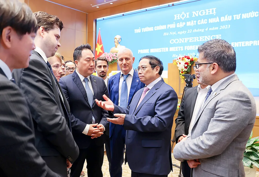 Thủ tướng Phạm Minh Chính gặp mặt các nhà đầu tư nước ngoài sáng 22-4. Ảnh: VIẾT CHUNG
