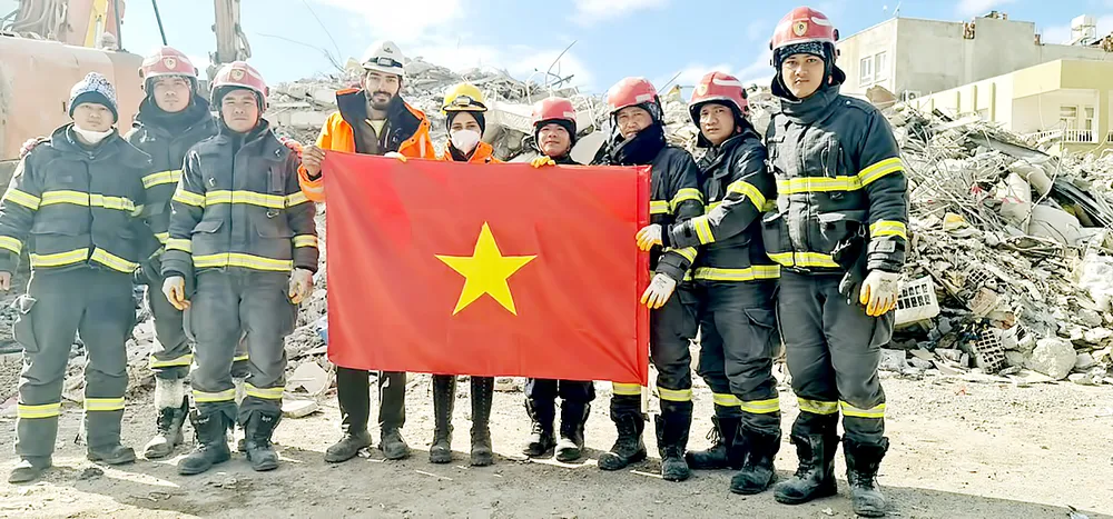 Đoàn CNCH Bộ Công an Việt Nam chụp ảnh lưu niệm với các đoàn cứu nạn quốc tế Đoàn CNCH Bộ Công an Việt Nam chụp ảnh lưu niệm với các đoàn cứu nạn quốc tế