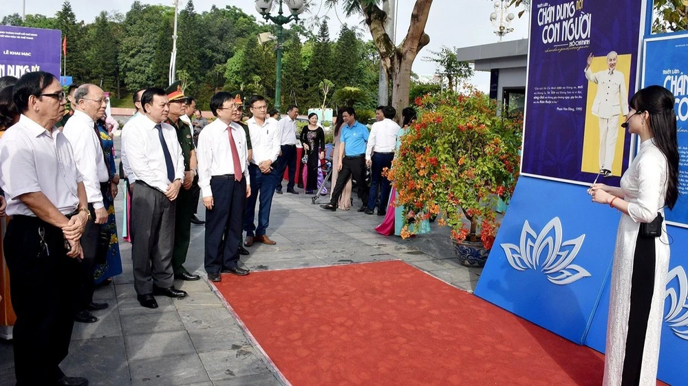 Các đại biểu nghe giới thiệu về Triển lãm chuyên đề Hồ Chí Minh - Chân dung một con người