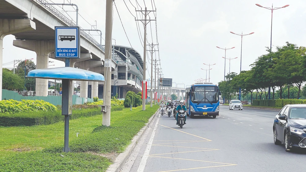 Điểm đón xe buýt bên cạnh tuyến metro số 1 (Bến Thành - Suối Tiên), TP Thủ Đức, TPHCM. Ảnh: HOÀNG HÙNG