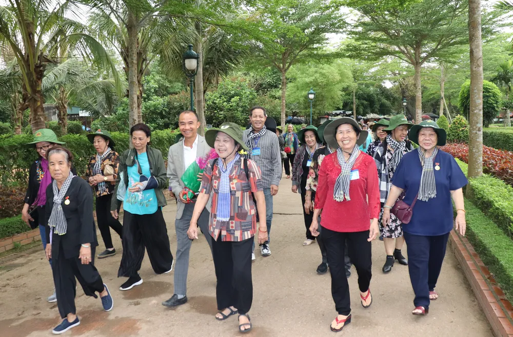 Đoàn cựu tù chính trị và tù binh TPHCM đến thăm quê Bác tại huyện Nam Đàn, tỉnh Nghệ An Đoàn cựu tù chính trị và tù binh TPHCM đến thăm quê Bác tại huyện Nam Đàn, tỉnh Nghệ An