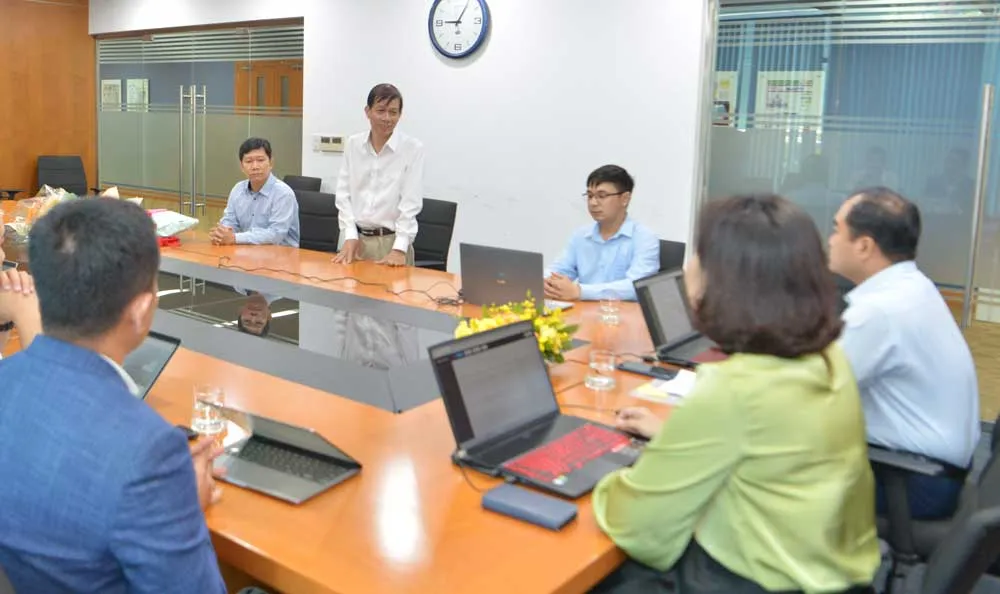 Phó Tổng Biên tập Báo SGGP Nguyễn Khắc Văn trao đổi với các khách mời. Ảnh: CAO THĂNG Phó Tổng Biên tập Báo SGGP Nguyễn Khắc Văn trao đổi với các khách mời. Ảnh: CAO THĂNG