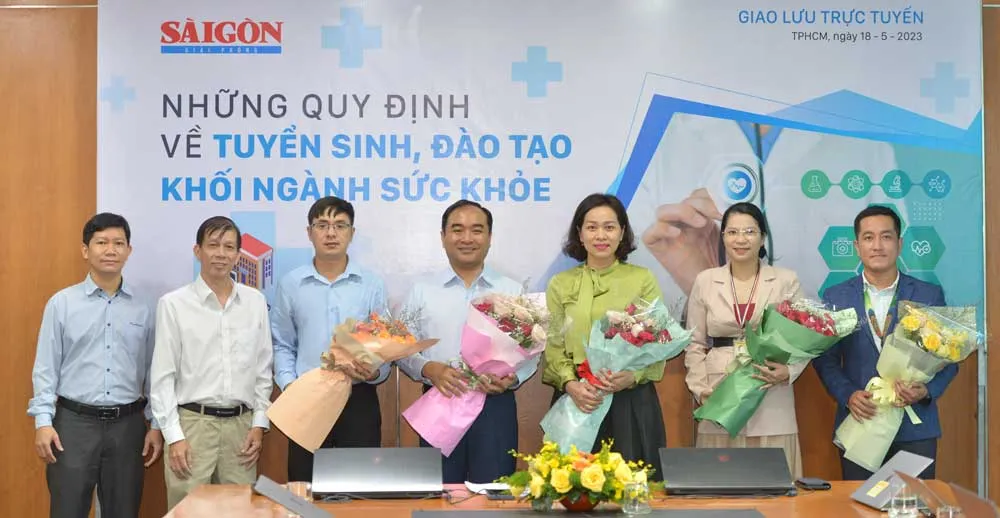 Phó Tổng Biên tập Báo SGGP Nguyễn Khắc Văn tặng hoa cho các khách mời. Ảnh: CAO THĂNG Phó Tổng Biên tập Báo SGGP Nguyễn Khắc Văn tặng hoa cho các khách mời. Ảnh: CAO THĂNG