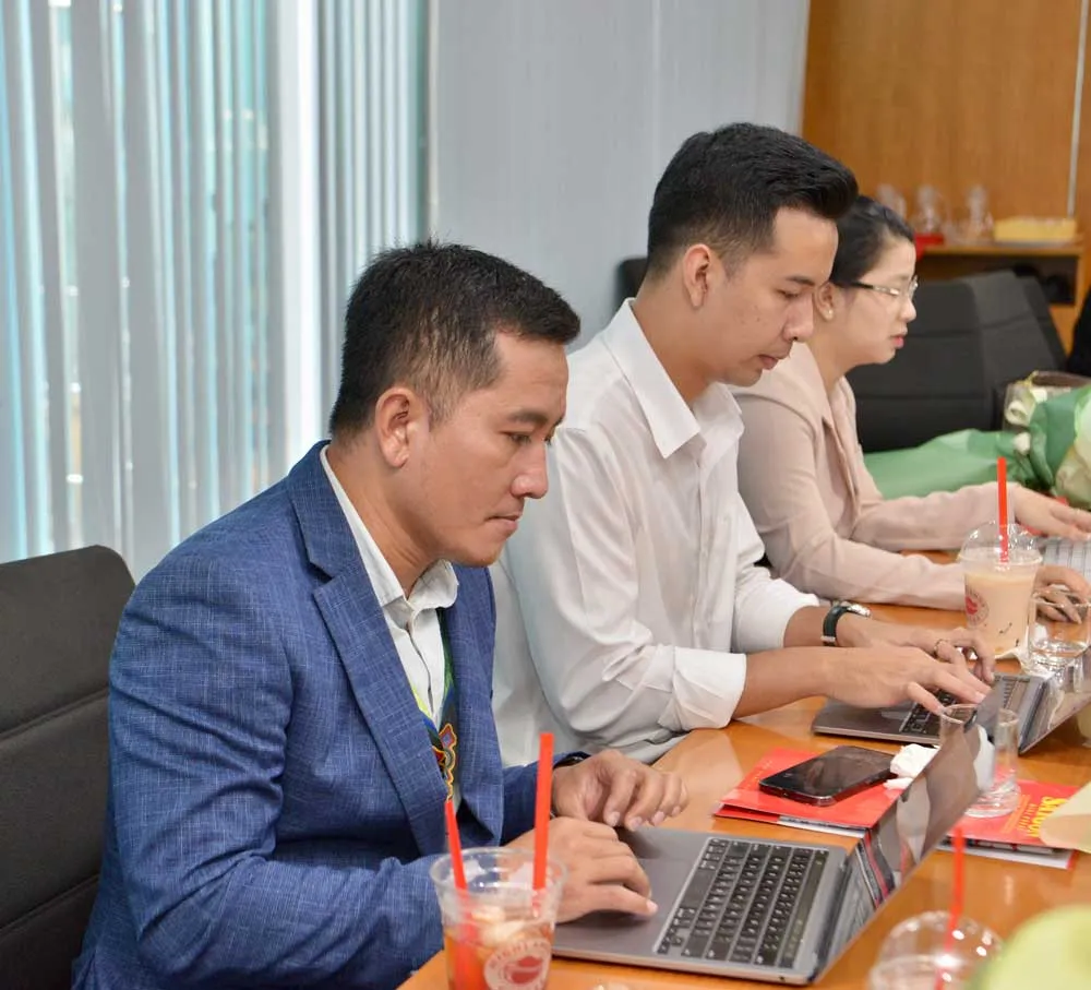 Khách mời trả lời câu hỏi của bạn đọc. Ảnh: CAO THĂNG Khách mời trả lời câu hỏi của bạn đọc. Ảnh: CAO THĂNG