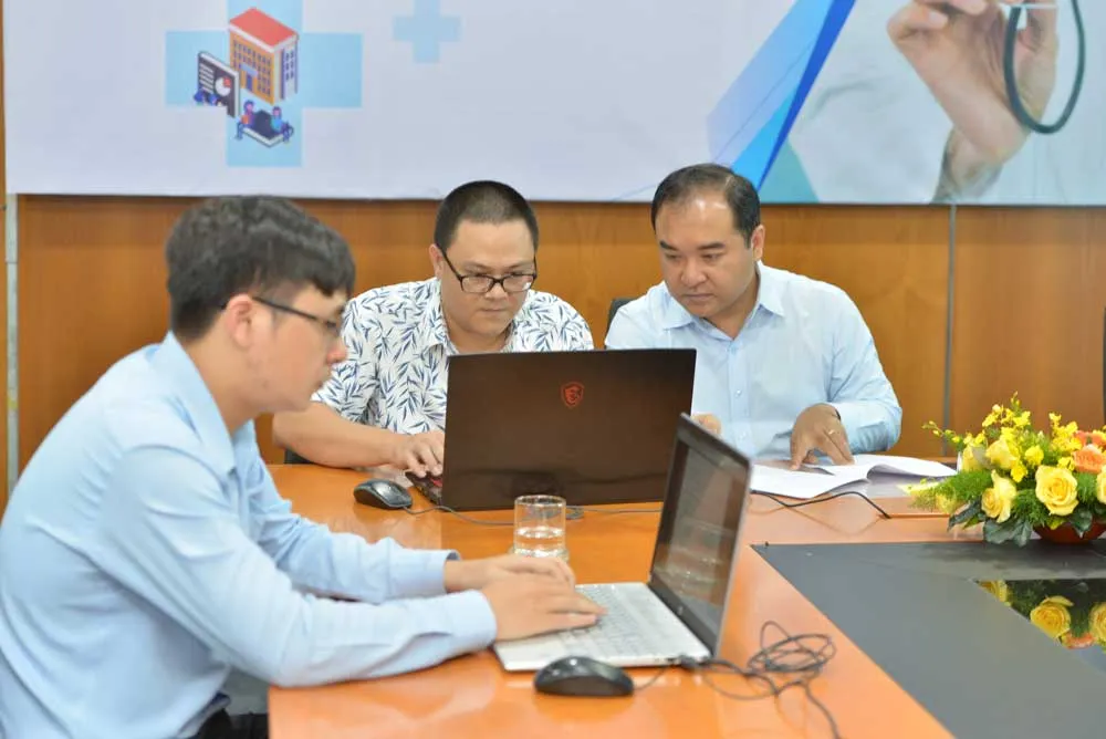 Các khách mời trả lời câu hỏi giao lưu của bạn đọc. Ảnh: CAO THĂNG Các khách mời trả lời câu hỏi giao lưu của bạn đọc. Ảnh: CAO THĂNG