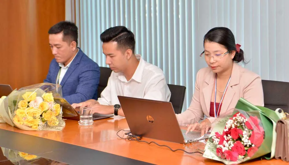 Các khách mời trả lời câu hỏi của bạn đọc. Ảnh: CAO THĂNG Các khách mời trả lời câu hỏi của bạn đọc. Ảnh: CAO THĂNG