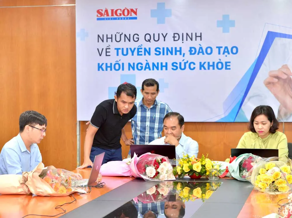 Khách mời trả lời câu hỏi giao lưu. Ảnh: CAO THĂNG Khách mời trả lời câu hỏi giao lưu. Ảnh: CAO THĂNG