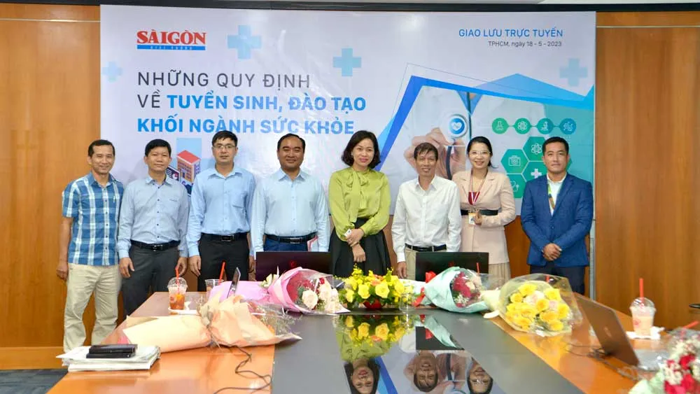 Phó Tổng Biên tập Báo SGGP Nguyễn Khắc Văn cùng các khách mời sau khi kết thúc buổi giao lưu. Ảnh: CAO THĂNG Phó Tổng Biên tập Báo SGGP Nguyễn Khắc Văn cùng các khách mời sau khi kết thúc buổi giao lưu. Ảnh: CAO THĂNG