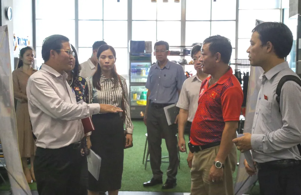 Ban VH-XH, HĐND TPHCM khảo sát cơ sở vật chất Trung tâm Thể dục Thể thao quận 5. Ảnh: THẢO LÊ