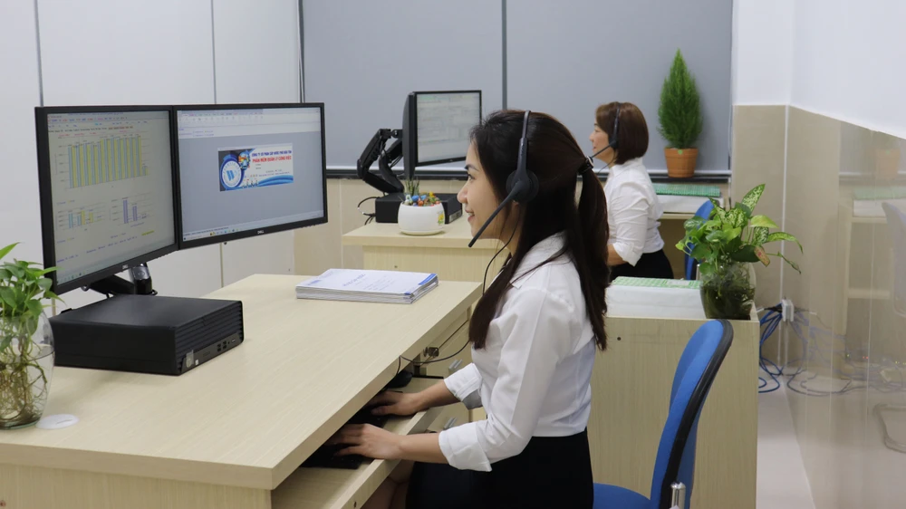 Nhân viên tổng đài Call Center của Công ty Cổ phần Cấp nước Phú Hòa Tân tiếp nhận và hỗ trợ xử lý thông tin cho khách hàng