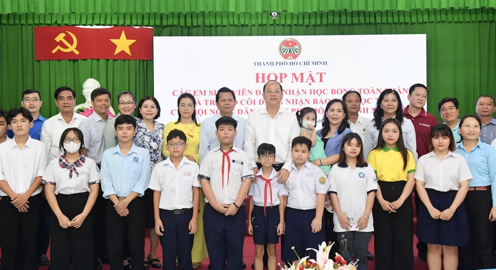 Phó Bí thư Thành ủy TPHCM Nguyễn Hồ Hải và Hội Nông dân TPHCM chụp hình lưu niệm với học sinh, sinh viên nhận học bổng. Ảnh: VIỆT DŨNG Phó Bí thư Thành ủy TPHCM Nguyễn Hồ Hải và Hội Nông dân TPHCM chụp hình lưu niệm với học sinh, sinh viên nhận học bổng. Ảnh: VIỆT DŨNG