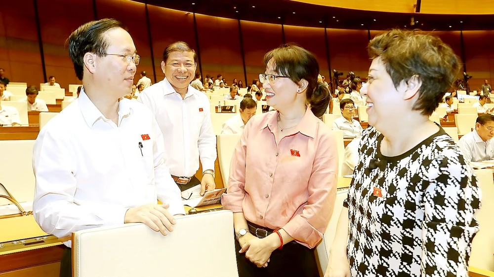 Chủ tịch nước Võ Văn Thưởng trao đổi với các đại biểu Quốc hội. Ảnh: QUANG PHÚC