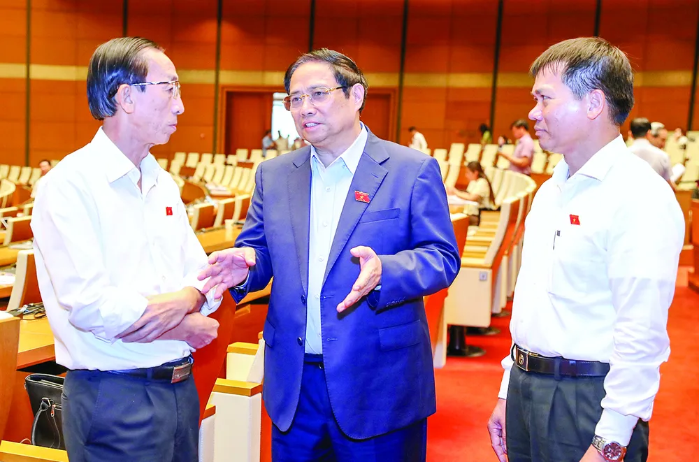 Thủ tướng Phạm Minh Chính trao đổi với các đại biểu Quốc hội. Ảnh: QUANG PHÚC Thủ tướng Phạm Minh Chính trao đổi với các đại biểu Quốc hội. Ảnh: QUANG PHÚC