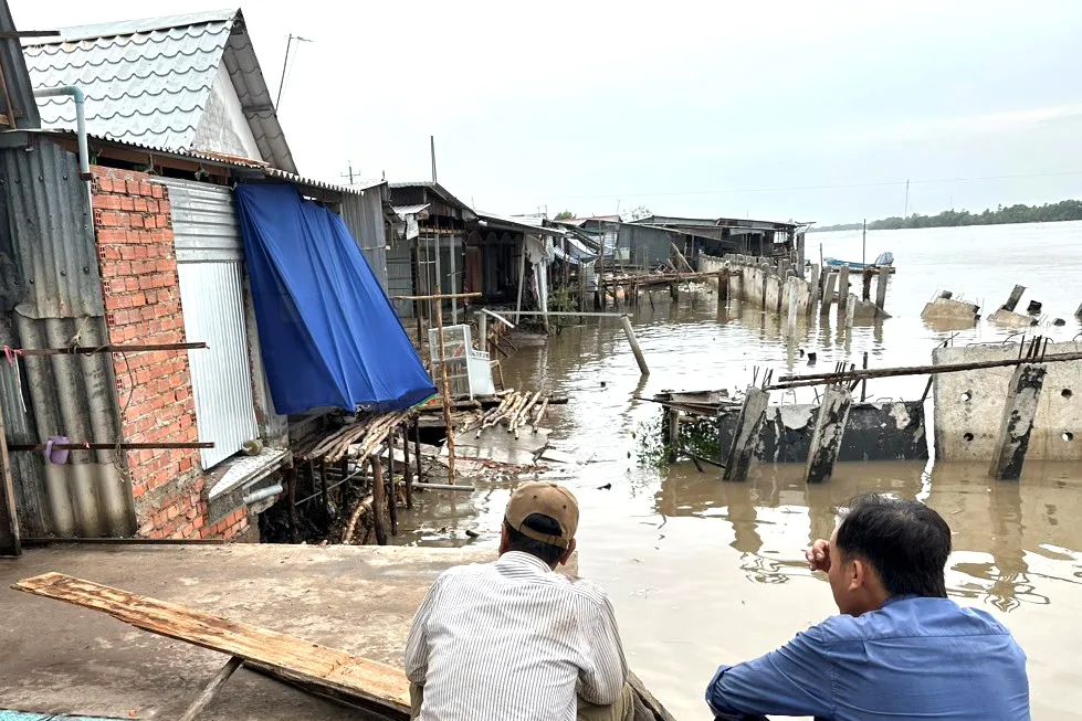 “Điểm nóng” sạt lở khu vực chợ nhà lồng, ấp Kinh 17, xã Tam Giang, huyện Năm Căn, tỉnh Cà Mau. Ảnh: TẤN THÁI “Điểm nóng” sạt lở khu vực chợ nhà lồng, ấp Kinh 17, xã Tam Giang, huyện Năm Căn, tỉnh Cà Mau. Ảnh: TẤN THÁI