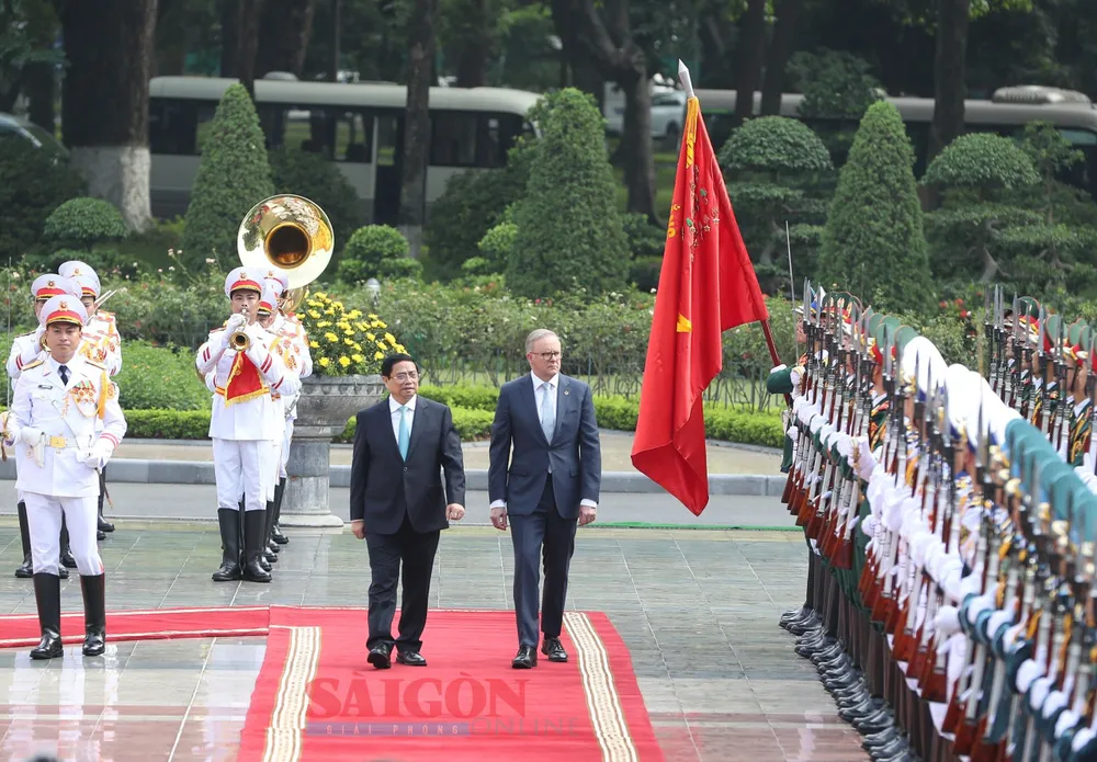 Thủ tướng Phạm Minh Chính và Thủ tướng Australia Anthony Albanese duyệt Đội danh dự Quân đội nhân dân Việt Nam. Ảnh: QUANG PHÚC Thủ tướng Phạm Minh Chính và Thủ tướng Australia Anthony Albanese duyệt Đội danh dự Quân đội nhân dân Việt Nam. Ảnh: QUANG PHÚC