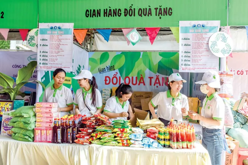 Gian hàng đổi chất thải lấy quà tặng