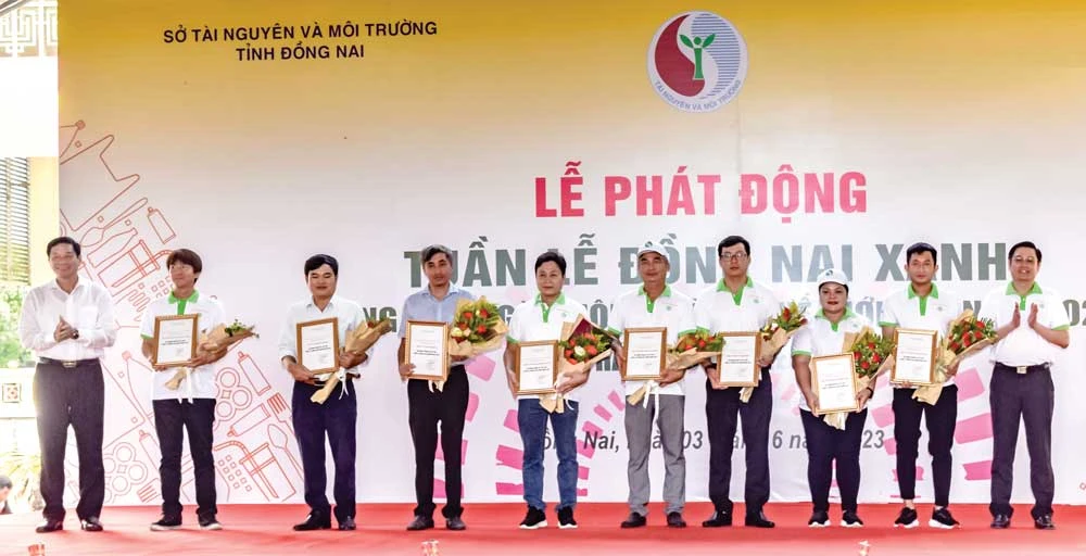 Bà Nguyễn Thu Thủy (Phó GĐ Đối ngoại Vedan) nhận hoa và thư cảm ơn của lãnh đạo UBND tỉnh Đồng Nai, lãnh đạo Sở TN-MT trao tặng các doanh nghiệp có nhiều đóng góp tích cực trong công tác bảo vệ môi trường tại buổi lễ