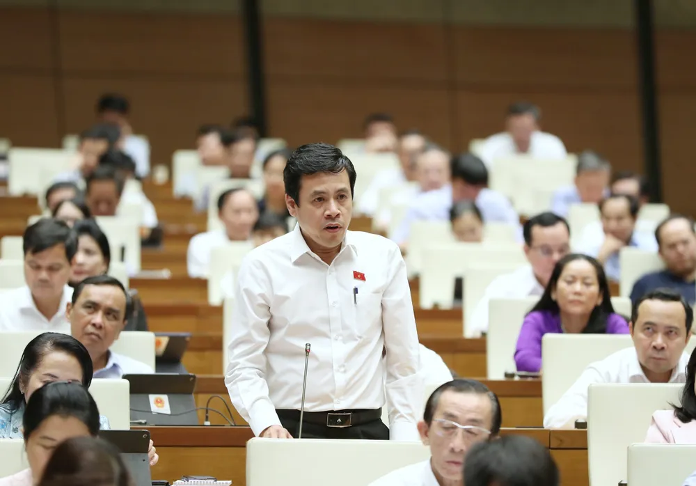 Đại biểu Trần Anh Tuấn (TPHCM) chất vấn chiều 7-6. Ảnh: QUANG PHÚC Đại biểu Trần Anh Tuấn (TPHCM) chất vấn chiều 7-6. Ảnh: QUANG PHÚC