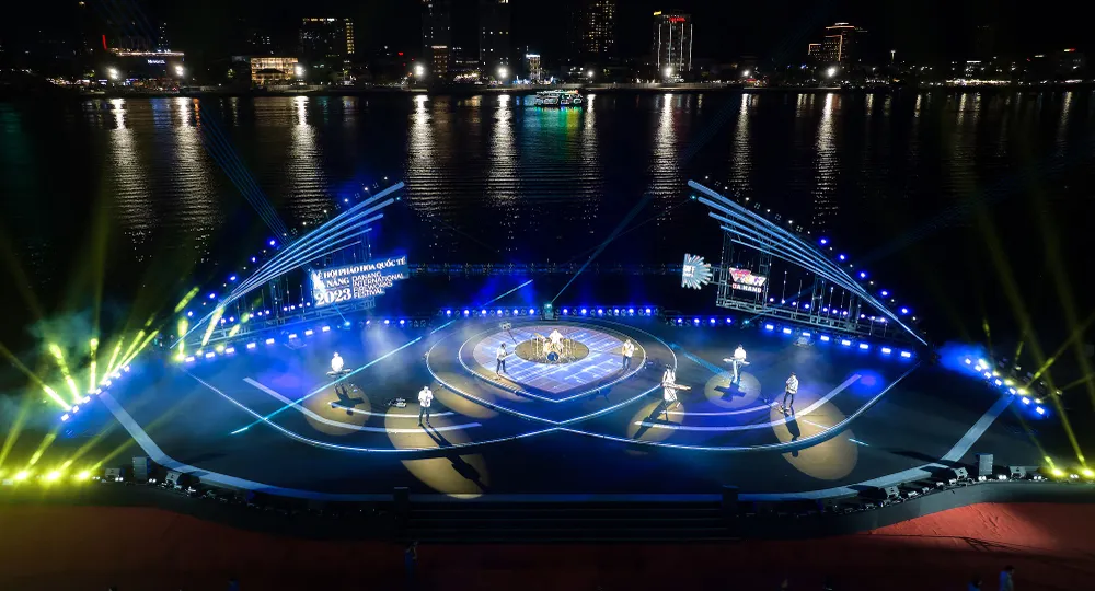 Sân khấu DIFF được thiết kế đặc biệt và ứng dụng công nghệ led laser hiện đại