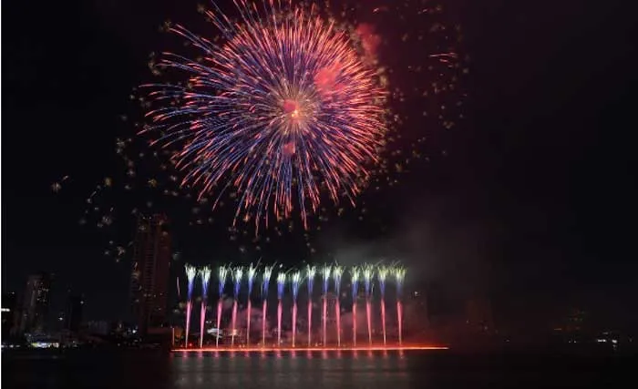 Đội Phần Lan chinh phục khán giả với những luồng ánh sáng xếp tầng đa màu