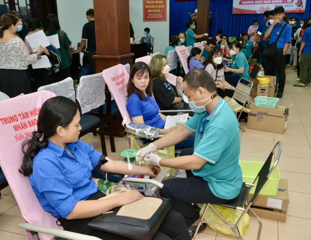 Người dân tham gia hiến máu nhân đạo. Ảnh: CAO THĂNG