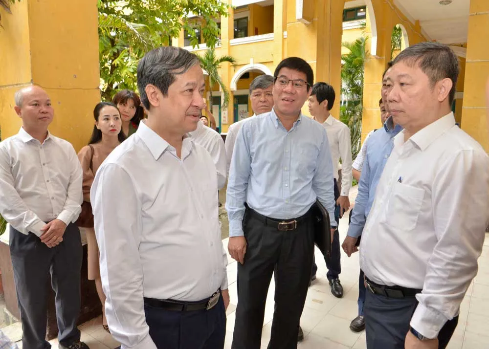 Đoàn công tác kiểm tra công tác chuẩn bị tại điểm thi Trường THPT Trưng Vương. Ảnh: CAO THĂNG