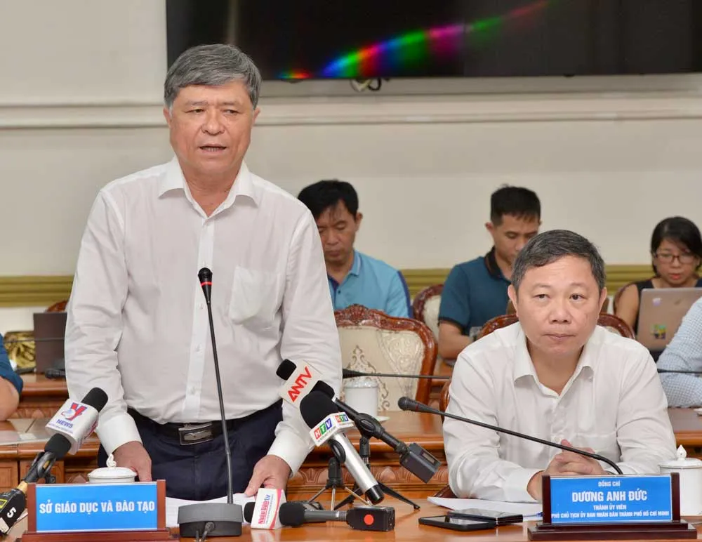 Giám đốc Sở GD-ĐT TPHCM Nguyễn Văn Hiếu thông tin. Ảnh: CAO THĂNG