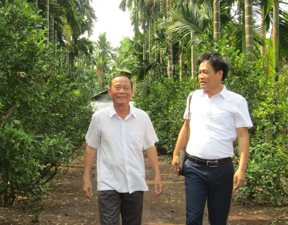 Bí thư Huyện ủy Tân Biên Thành Từ Dũ (bên phải) cùng ông Nguyễn Mạnh Tường, Bí thư chi bộ đầu tiên của KDC ấp Chàng Riệc. Ảnh: XUÂN TRUNG Bí thư Huyện ủy Tân Biên Thành Từ Dũ (bên phải) cùng ông Nguyễn Mạnh Tường, Bí thư chi bộ đầu tiên của KDC ấp Chàng Riệc. Ảnh: XUÂN TRUNG