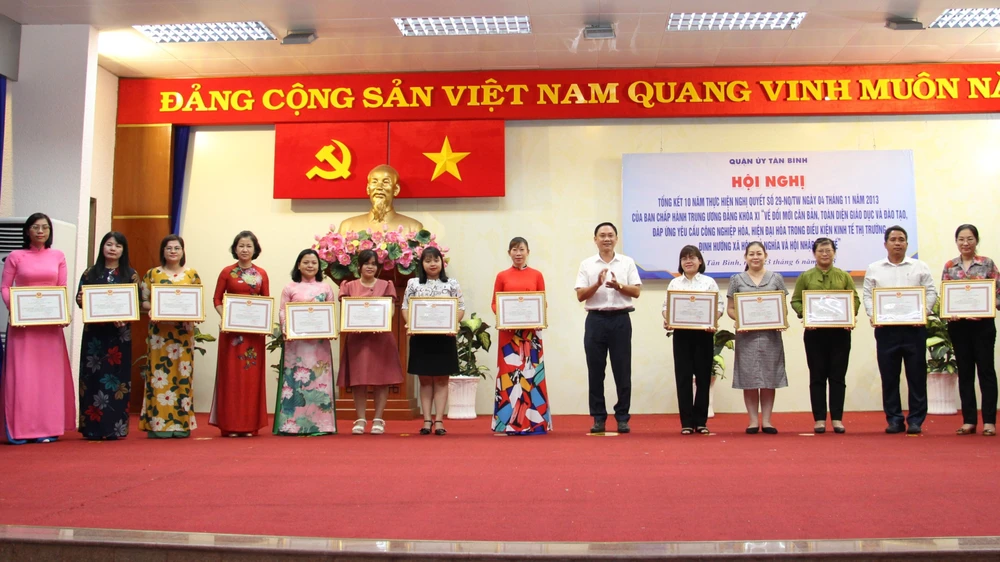 Các đồng chí hoàn thành xuất sắc nhiệm vụ được khen thưởng tại hội nghị