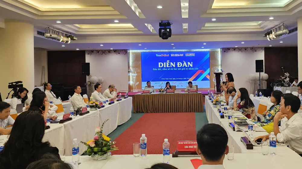 Quang cảnh diễn đàn