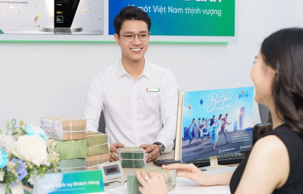 VPBank vừa bán 15% cổ phần cho Ngân hàng SMBC Nhật Bản (ảnh giao dịch tại VPbank). Ảnh: MINH HUY