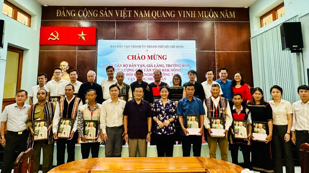 Hai đơn vị chụp hình lưu niệm. Ảnh: CHÍ THẠCH