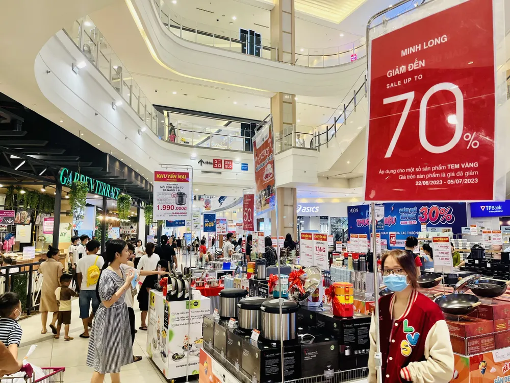 Khách mua hàng tại Aeon Mall Tân Phú, ngày 27-6-2023 Khách mua hàng tại Aeon Mall Tân Phú, ngày 27-6-2023