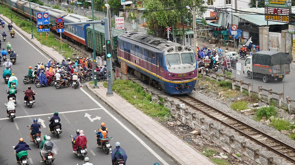 Tàu sắt Bắc - Nam qua trục đường Phạm Văn Đồng, TP Thủ Đức (TPHCM). Ảnh chụp sáng 24-7. Ảnh: HOÀNG HÙNG