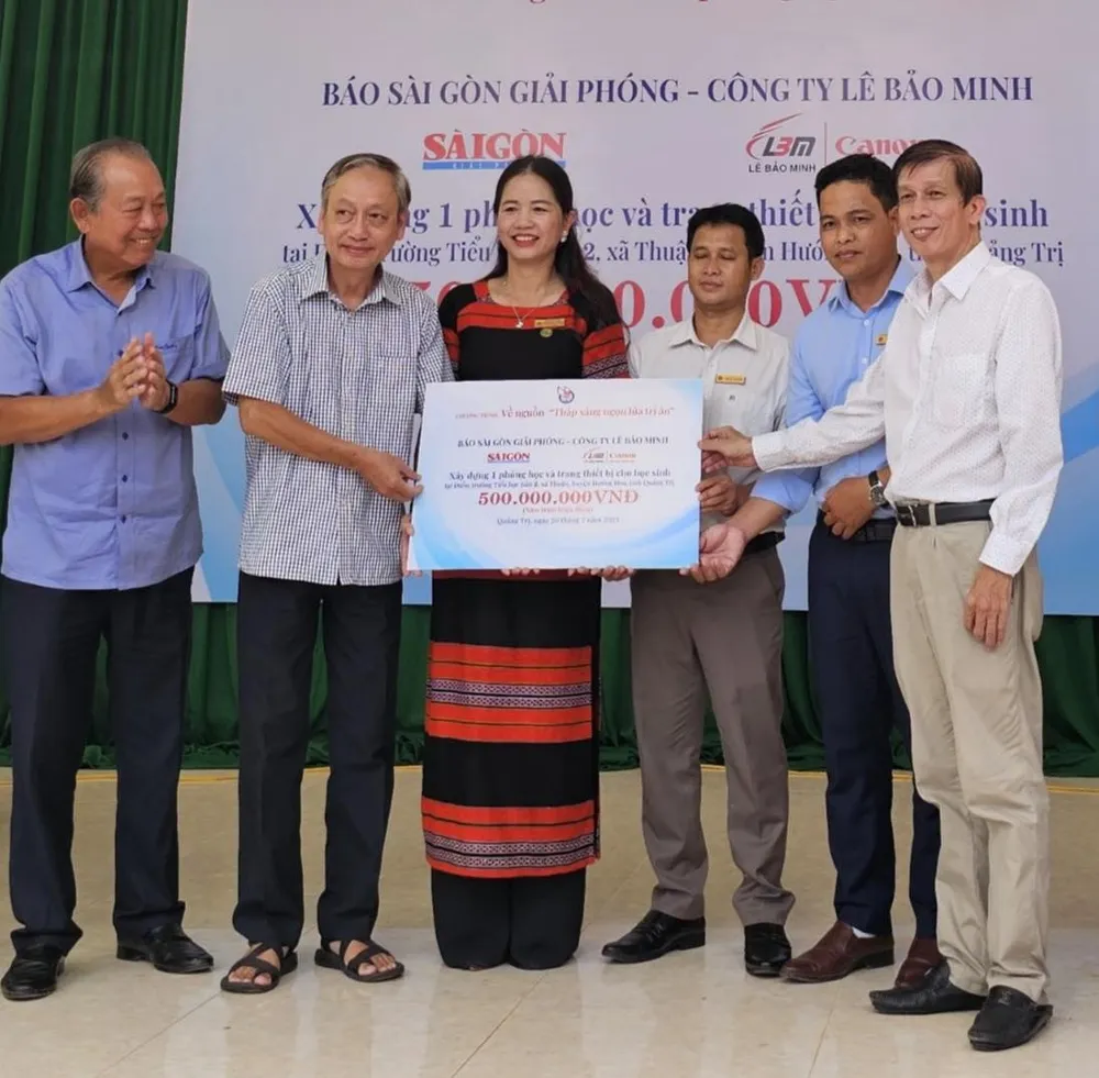 Đại diện Báo Sài Gòn Giải Phóng và Tập đoàn Lê Bảo Minh - Canon trao tặng 500 triệu đồng xây dựng lớp học tại Trường Tiểu học xã Thuận, huyện Hướng Hóa, tỉnh Quảng Trị