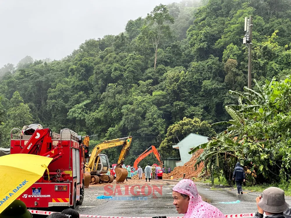 Khẩn trương dọn dẹp khu vực sạt lở. Ảnh: ĐOÀN KIÊN Khẩn trương dọn dẹp khu vực sạt lở. Ảnh: ĐOÀN KIÊN