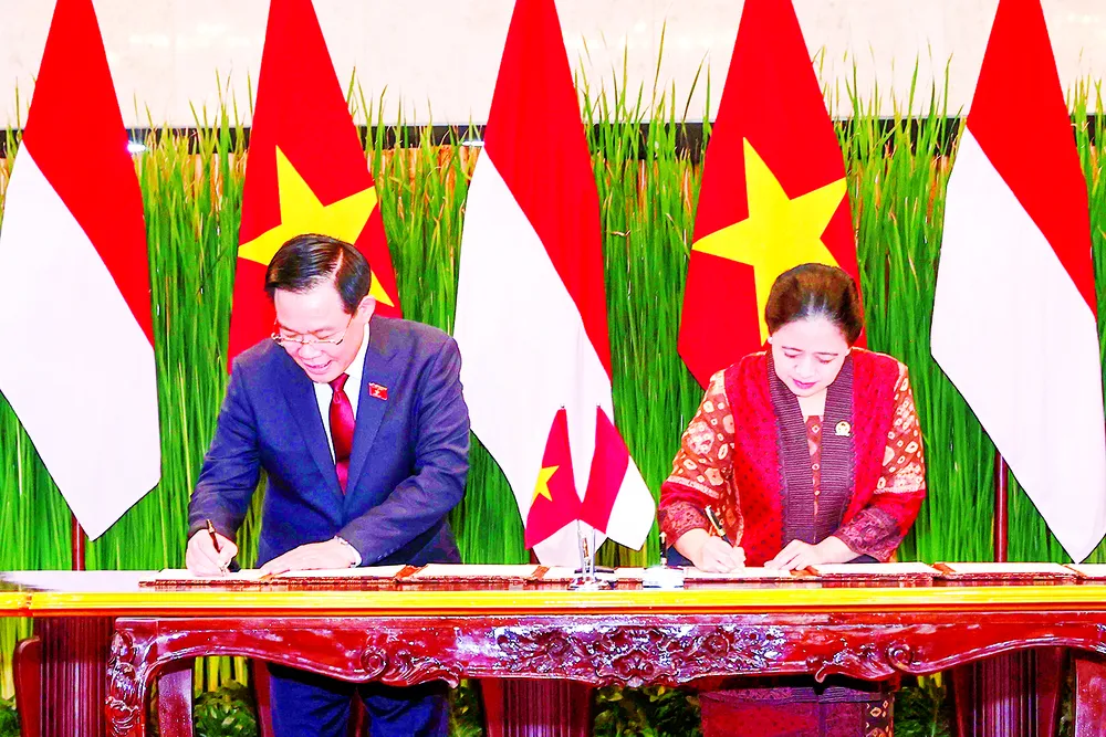 Chủ tịch Quốc hội Vương Đình Huệ và Chủ tịch Hạ viện Indonesia Puan Maharani ký thỏa thuận hợp tác giữa Quốc hội Việt Nam và Hạ viện Indonesia. Ảnh: TTXVN