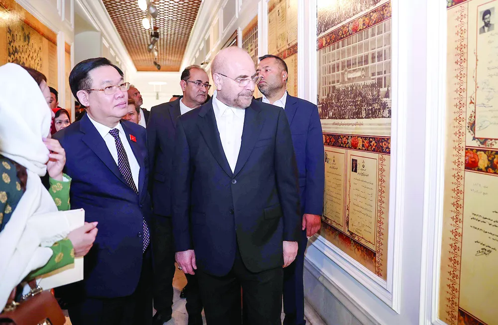 Chủ tịch Quốc hội Vương Đình Huệ thăm Bảo tàng Quốc hội Iran. Ảnh: TTXVN Chủ tịch Quốc hội Vương Đình Huệ thăm Bảo tàng Quốc hội Iran. Ảnh: TTXVN