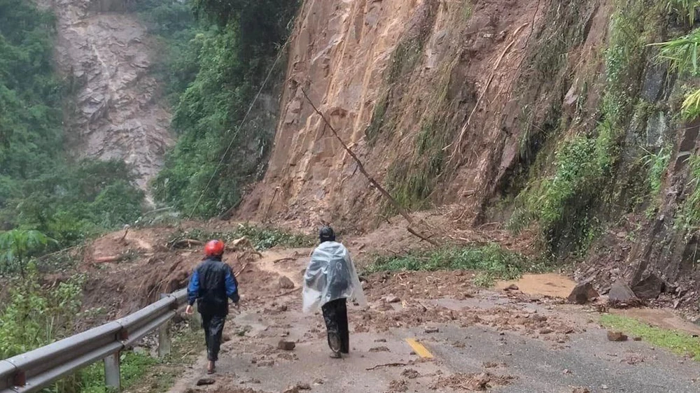 Chỉ một đợt mưa bình thường nhưng QL32 qua Mù Cang Chải (Yên Bái) sạt lở 3 mảng đường, mỗi đoạn khoảng 100m, hồi đầu tháng 8-2023