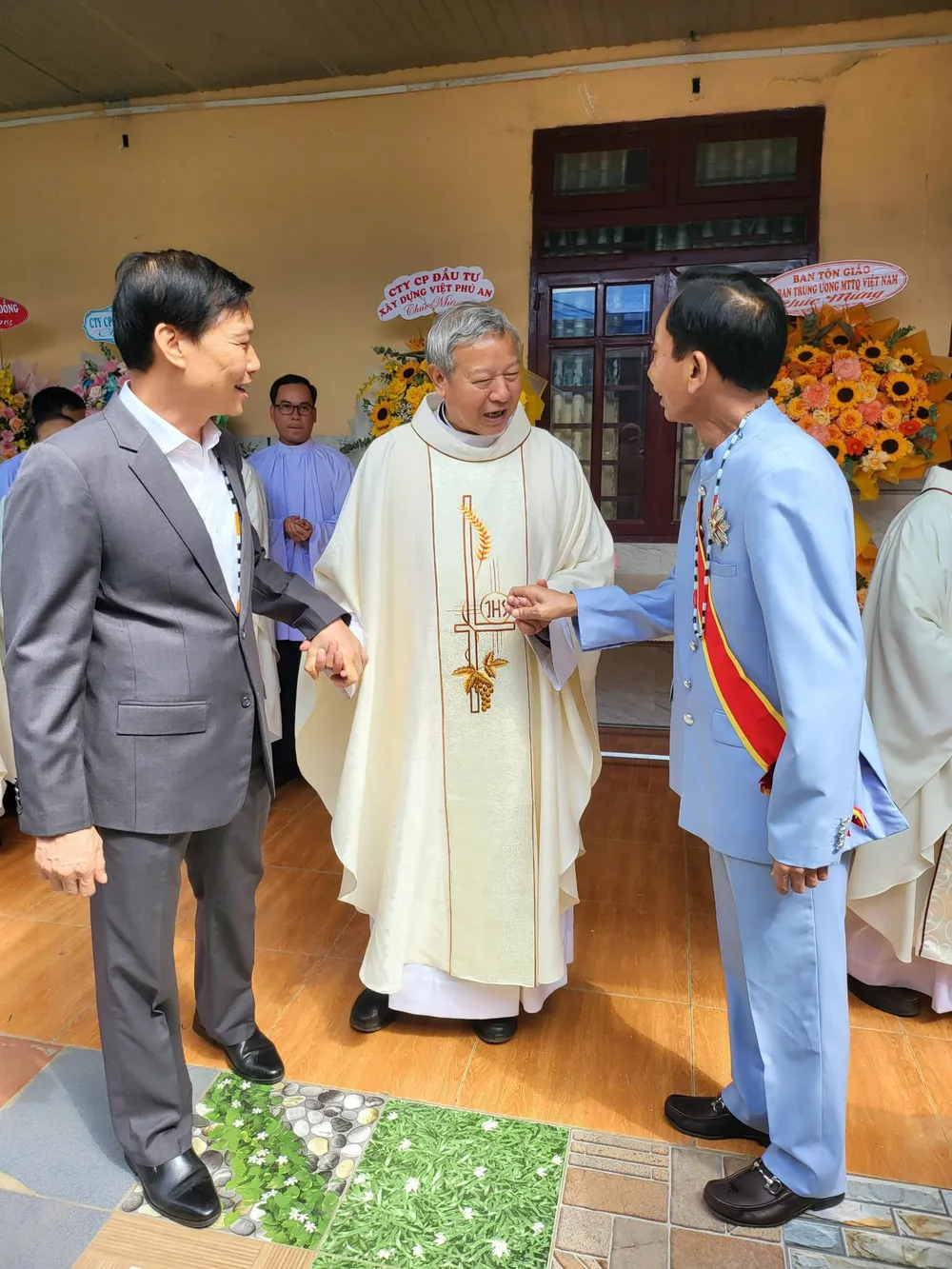 Ông Đỗ Văn Phới, Phó Ban Dân vận Trung ương (bên trái), Hiệp sĩ Đại thánh giá JB Lê Đức Thịnh (bên phải) và Cha tổng đại diện, Gioan Bosco Hoàng Văn Chính (ở giữa) tại buổi lễ Ông Đỗ Văn Phới, Phó Ban Dân vận Trung ương (bên trái), Hiệp sĩ Đại thánh giá JB Lê Đức Thịnh (bên phải) và Cha tổng đại diện, Gioan Bosco Hoàng Văn Chính (ở giữa) tại buổi lễ