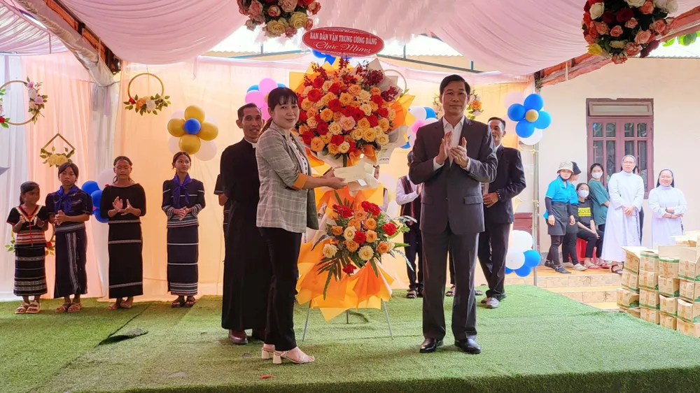 Ông Đỗ Văn Phới, Phó Ban Dân vận Trung ương (bên phải) trao quà cho đại diện chính quyền địa phương Ông Đỗ Văn Phới, Phó Ban Dân vận Trung ương (bên phải) trao quà cho đại diện chính quyền địa phương