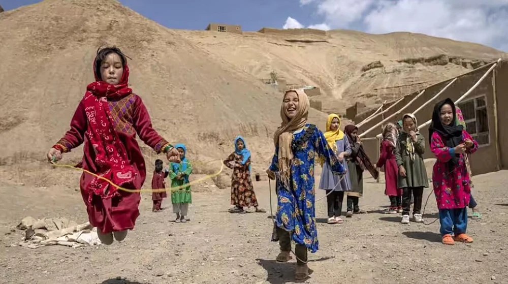 Các bé gái vui chơi tại một trường học ở Bamiyan, Afghanistan. Ảnh: AP