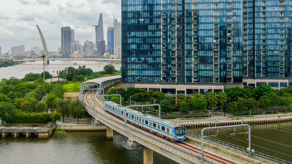 Tàu Metro số 1 chạy thử nghiệm đoạn trên cao qua ga Ba Son (quận 1, TPHCM). Ảnh: HOÀNG HÙNG