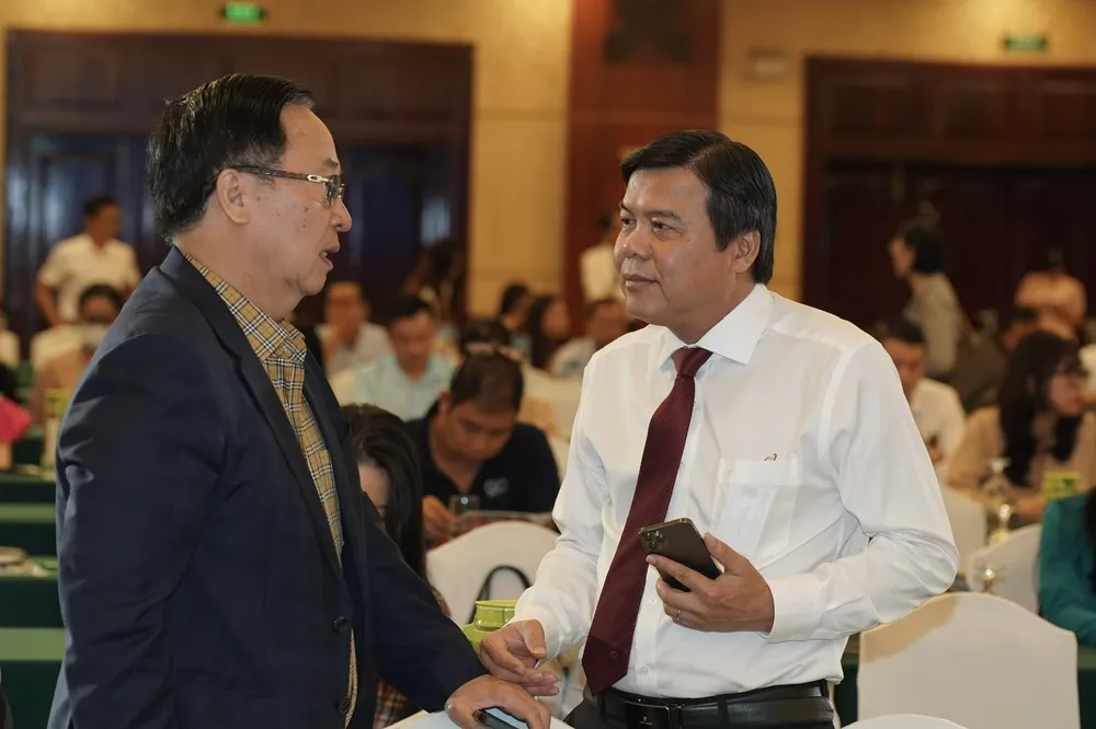 Tổng Biên tập Báo SGGP Tăng Hữu Phong trao đổi với đại biểu. Ảnh: HOÀNG HÙNG