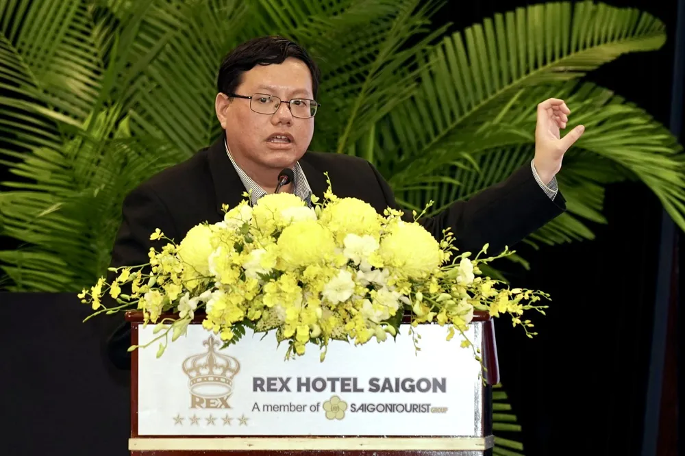 TS. Hồ Quốc Tuấn (Đại học Bristol, Anh) phát biểu tại hội thảo. Ảnh: HOÀNG HÙNG