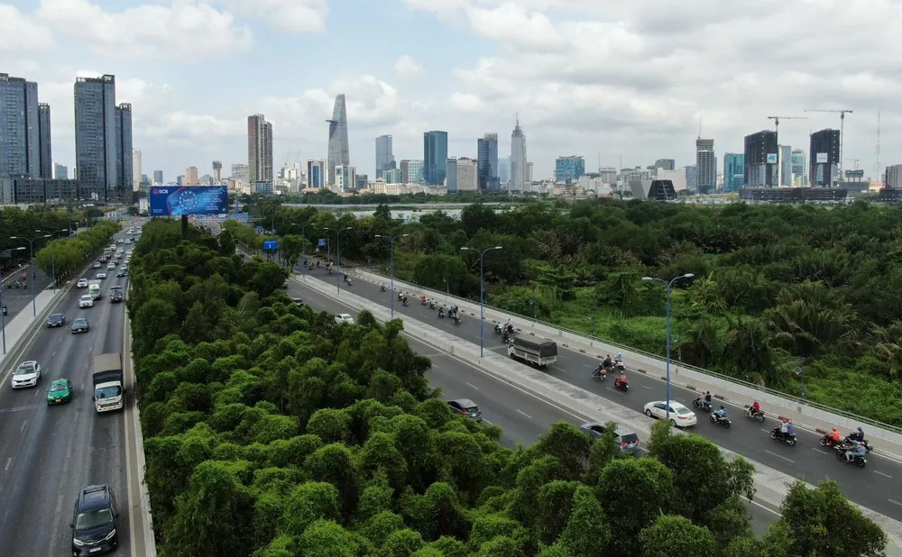 Một góc TPHCM. Ảnh: HOÀNG HÙNG